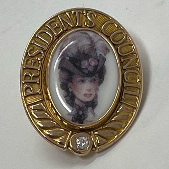 Vintage Avon Mrs Albee Cameo Pin Brooch Presidents Council 14K Gold One Diamond - Picture 5 of 12